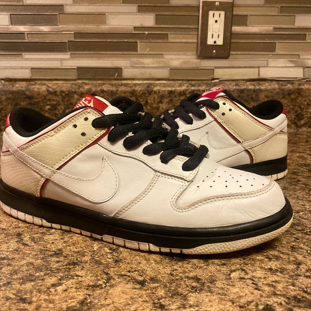 Nike White and Black Sneakers with Red Accents